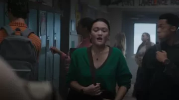 Suéter de Valeria de Urban Outfitters usado por Margot Stokes (Isa Briones) como se ve en Goosebumps (S01E01)