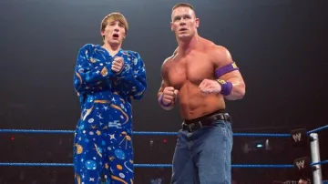 Conjunto de estampado espacial azul usado por Fred Figglehorn (Lucas Cruikshank) en Fred 2: Night of the Living Fred