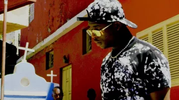 La camiseta estampada que lleva Ninho en su videoclip Un poco