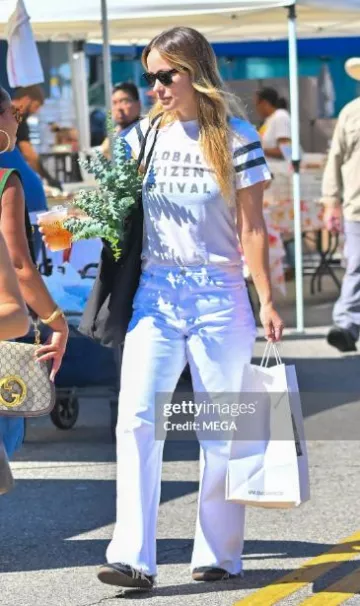 Bolso de lona para perros Bella Freud usado por Olivia Wilde en Los Ángeles el 15 de octubre de 2023