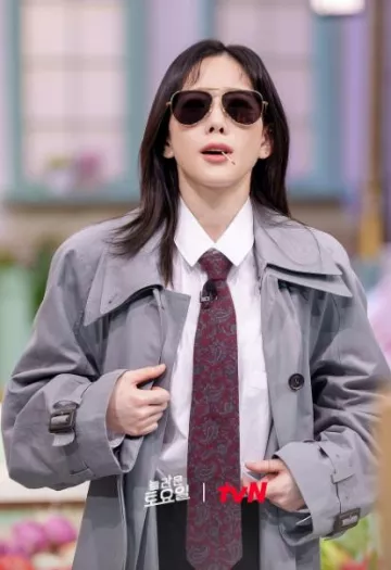 Brooks Brothers Wool Paisley Tie worn by Taeyeon at Saturday Ep 285 on October 14, 2023