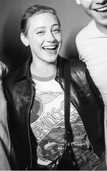 Madeworn Bruce Springsteen Thunder Road Short Sleeve Raglan worn by Lili Reinhart Lili Reinhart in Aggressively Alive on October 11, 2023