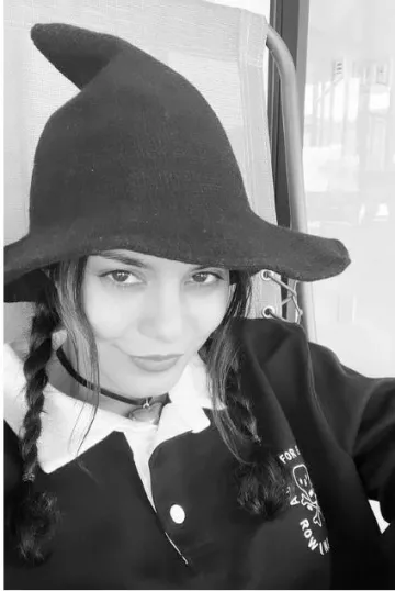 Camiseta de rugby de manga larga con cuello con estampado de calavera bordada para hombre de Rowing Blazers x Target usada por Vanessa Hudgens en su Instagram el 13 de octubre de 2023