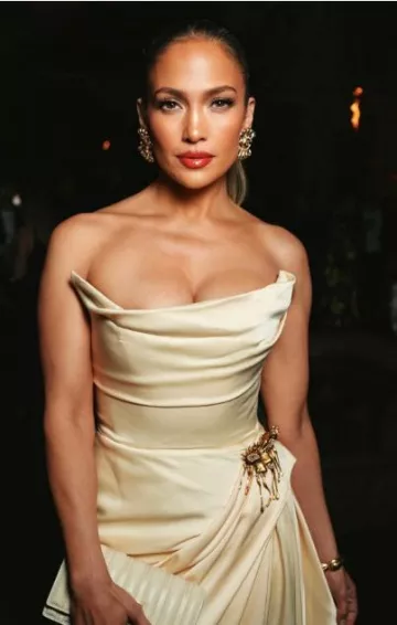 Vestido bustier largo Schiaparelli usado por Jennifer Lopez en Schiaparelli Neiman Marcus Party el 12 de octubre de 2023
