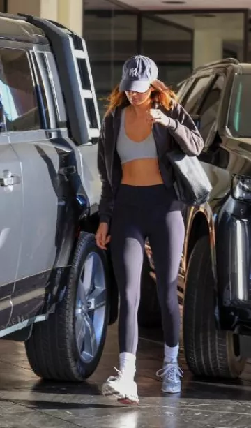 Alo Yoga High-Waist Airlift Legging worn by Kendall Jenner in Los Angeles  on October 12, 2023