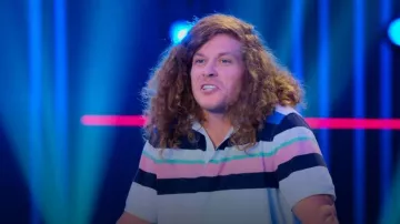 Polo Club Room Stripe Stretch porté par Blake Anderson comme on le voit dans Is It Cake? (S02E01)