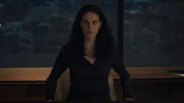 Buen polo americano de punto acanalado usado por Rian (Eva Victor) como se ve en Billions (T07E10)