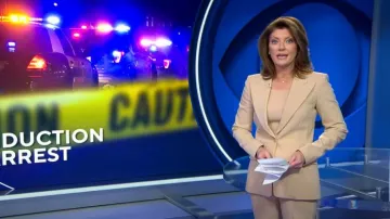Blazer de lana crepé con solapa ancha de Michael Kors usado por Norah O'Donnell como se ve en CBS Evening News el 6 de octubre de 2023