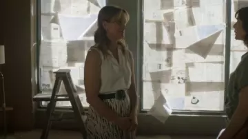Zara Print­ed Pleat­ed Skirt with Belt worn by Lisa Stillman (Jessica Steen) as seen in Heartland (S17E03)