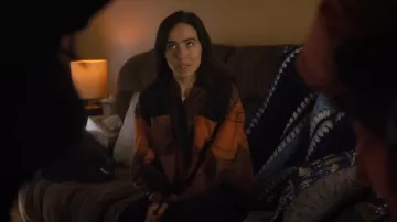 BDG Karl Slouchy Flanelle Button-Down Shirt portée par Sunita (Ellen Peterson) comme on le voit dans SkyMed (S02E03)