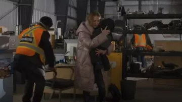 Manteau matelassé long Gap porté par Madison Van Camp (Emilia McCarthy) vu dans SkyMed (S02E03)