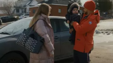 Sac fourre-tout à langer Homlynn, porté par Madison Van Camp (Emilia McCarthy) comme on le voit dans SkyMed (S02E03)