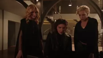 Capa larga de Zara con bolsillos usada por Mia Smoak (Katherine McNamara) como se ve en Arrow (T08E09)