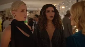 Mono envolvente ajustado y recortado de Cushnie usado por Laurel Lance (Katie Cassidy) como se ve en Arrow (S08E09)