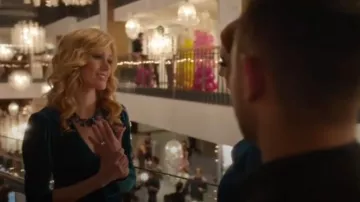 Mini robe froncée en velours PatBO portée par Mia Smoak (Katherine McNamara) comme on le voit dans Arrow (S08E09)