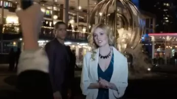 Bata de Babaton Kahlo en hueso usada por Mia Smoak (Katherine McNamara) como se ve en Arrow (S08E09)