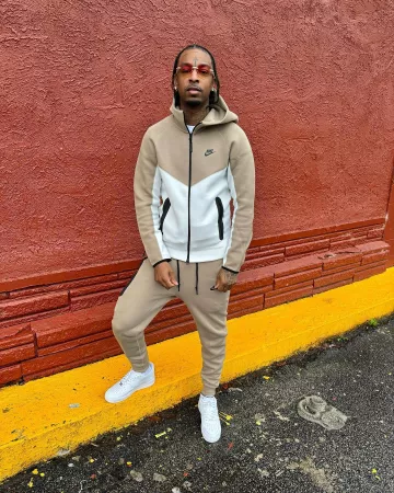 Sudadera con capucha Nike Beige & White Windrunner Zip usada por 21 Savage en la cuenta de Instagram @21savage