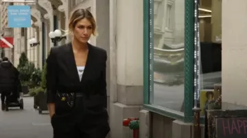 Chaqueta blazer a medida a rayas de Saint Laurent usada por Erin Lichy como se ve en The Real Housewives of New York City (T14E14)