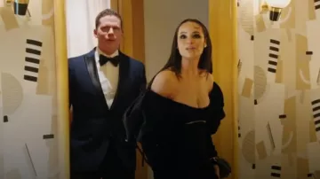 Oscar De La Renta Vestido de terciopelo con manga abullonada y cuello redondo usado por Sai De Silva como se ve en The Real Housewives of New York City (T14E14)