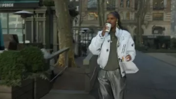 Jean oversize réfléchissant Marc Jacobs porté par Ubah Hassan dans The Real Housewives of New York City (S14E14)