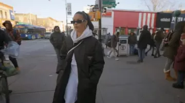 Abrigo acolchado con cinturón de nailon de Prada usado por Sai De Silva como se ve en The Real Housewives of New York City (T14E14)