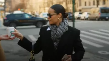 Châle Dior Oblique en laine, soie et coton bleu marine porté par Sai de Silva dans The Real Housewives of New York City (S14E14)