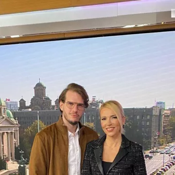 Blazer en tweed Liu Jo porté par Irina Vukotić sur le compte Instagram de @jutronaprvoj