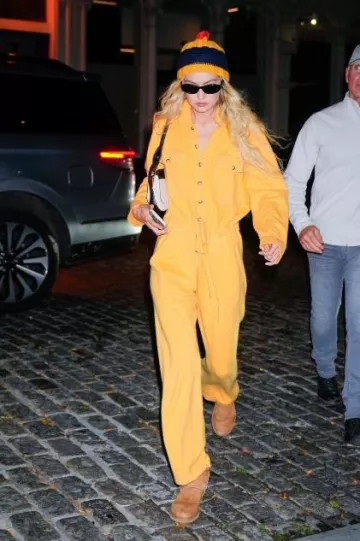 Sac Prada Sidonie porté par Jelena Noura « Gigi » Hadid arrivant à son appartement le 17 octobre 2023
