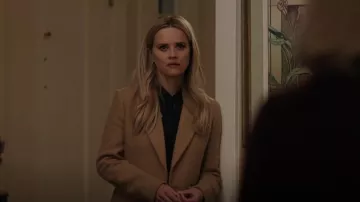 Manteau croisé à panneaux Reiss Harlow porté par Bradley Jackson (Reese Witherspoon) dans The Morning Show (S03E07)