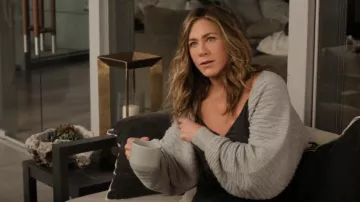 Alo Yoga Ca­ble Knit Shawl worn by Alex Levy (Jennifer Aniston) as seen in The Morning Show (S03E07)