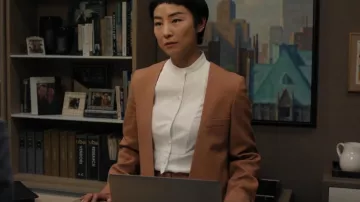 Stella McCartney Veste slim à simple boutonnage sans col portée par Stella Bak (Greta Lee) dans The Morning Show (S03E07)
