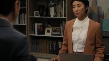 Pantalon droit en laine Stella Mccartney porté par Stella Bak (Greta Lee) dans The Morning Show (S03E07)