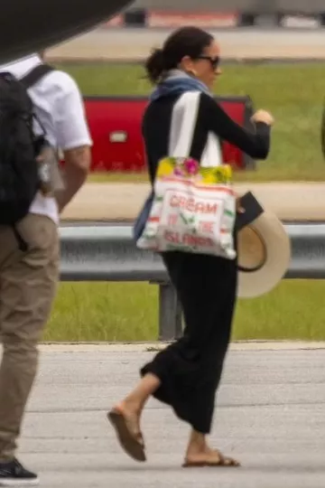 Sac à provisions Caribbean Flour & Feed Bag porté par Meghan Markle à Atlanta le 16 octobre 2023
