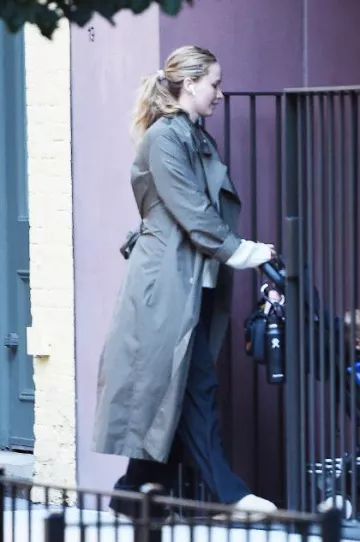 Zapatillas Adidas Gazelle Beige y Cloud White usadas por Jennifer Lawrence en la ciudad de Nueva York el 16 de octubre de 2023