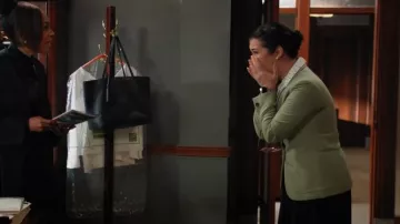 Blazer de dos botones de cachemira Max Mara usado por Sherri Kansky (Ruthie Ann Miles) como se ve en All Rise (T03E15)