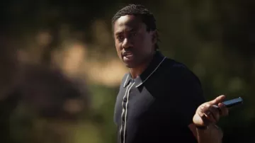 NN07 Cardigan Nolan Polo porté par Luke Watkins (J. Alex Brinson) tel qu’on le voit dans All Rise (S03E15)