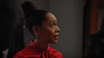 Pendientes Chanel 2000 CC Stud usados por Lola Carmichael (Simone Missick) como se ve en All Rise (T03E15)