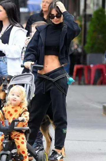 Danzy Classic Sweats worn by Emily Ratajkowski in NYC on October 15, 2023