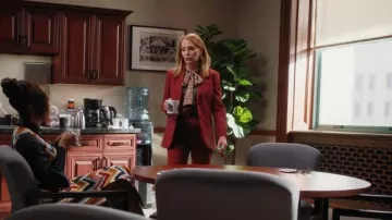 Theory Demitria 4 Pantalones de traje de lana elástica usados por Lisa Benner (Marg Helgenberger) como se ve en All Rise (T03E15)