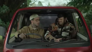 Chaqueta Topman Borg usada por Cardi (Tom Hanson) como se ve en Brassic (S05E07)