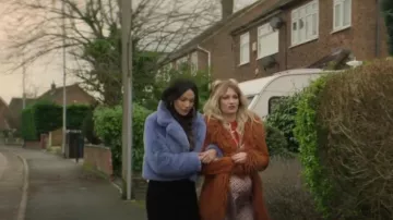Abrigo de peluche de Zara usado por Erin (Michelle Keegan) como se ve en Brassic (S05E07)