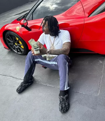 Chaussons Dior en peau de mouton oblique gris foncé portés par Moneybagg Yo sur le compte Instagram @moneybaggyo