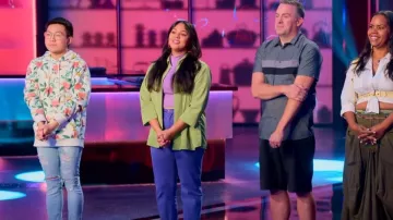 Forever 21 Floral Print Fleece Hoodie porté par Miko Kaw Hok Uy comme on le voit dans Is It Cake ? (S02E07)