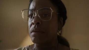 Lunettes oversize portées par Glenda Cleveland (Niecy Nash) dans Dahmer - Monster : The Jeffrey Dahmer Story Outfits (Saison 1)
