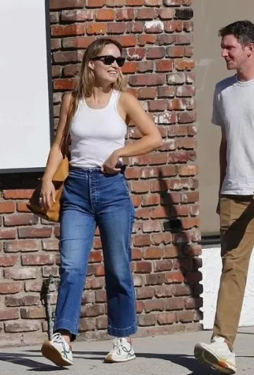 Ray Ban Way­far­er Re­verse Sun­glass­es worn by Olivia Wilde in La on October 18, 2023