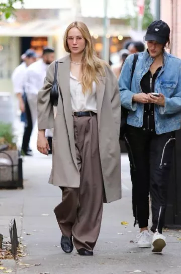 El abrigo Row Clancy en lana virgen usado por Jennifer Lawrence en la ciudad de Nueva York el 18 de octubre de 2023