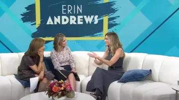 Vestido midi de cachemira Reformation Odelia en franela usado por Erin Andrews como se ve en Today el 17 de octubre de 2023