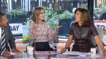 Falda cruzada de mezclilla plisada deshilachada de Jean Paul Gaultier usada por Savannah Guthrie como se ve en Today el 17 de octubre de 2023