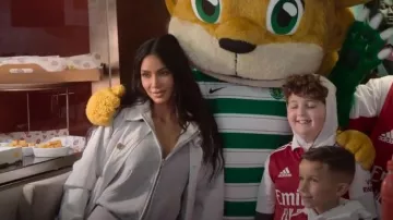 Sweat à capuche zippé en molleton de coton Skims en gris chiné clair porté par Kim Kardashian dans The Kardashians (S04E04)