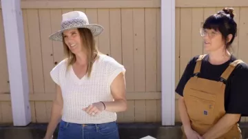 Camiseta corta con cuello en V de malla tejida Madewell usada por Leslie Davis como se ve en Casas invendibles (S04E07)